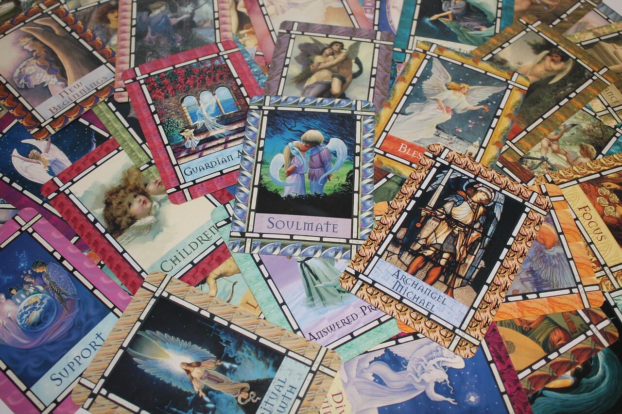 how-to-read-angel-cards-what-differs-angel-and-from-tarot-cards